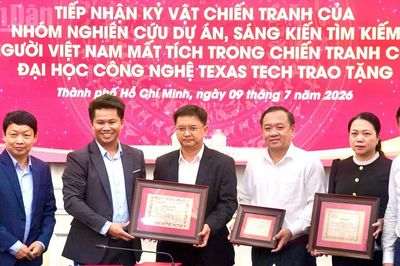 Thành phố Hồ Chí Minh tiếp nhận kỷ vật chiến tranh và hồ sơ chôn cất liệt sĩ