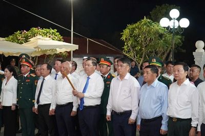 Phó Thủ tướng Thường trực Chính phủ Phạm Gia Túc dự lễ tri ân liệt sĩ Đại đội 45 pháo binh Hà Tĩnh hy sinh tại trận địa pháo Bãi Dừa