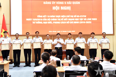 Vùng 5 Hải quân: Xây dựng và củng cố vững chắc 'thế trận lòng dân'