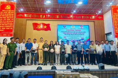Trao tặng hơn 100 mũ bảo hiểm, lan tỏa văn hóa giao thông an toàn
