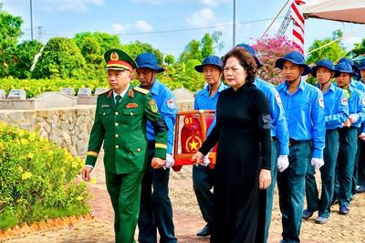 Phó Chủ tịch Quốc hội Nguyễn Thị Hồng dự lễ truy điệu, an táng 68 hài cốt liệt sĩ tại Đồng Tháp