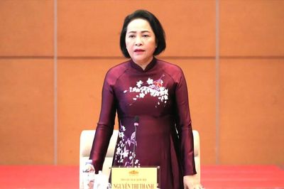 Phó Chủ tịch Quốc hội Nguyễn Thị Thanh gặp, tặng quà cho các em thiếu nhi tiêu biểu vượt khó