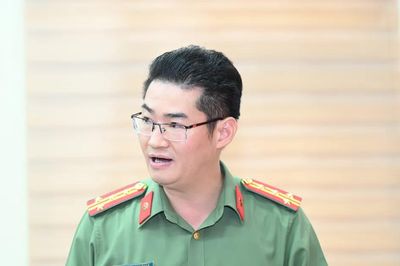 Bị can Nguyễn Hà Duy trực tiếp vào phòng thi để nhắc bài