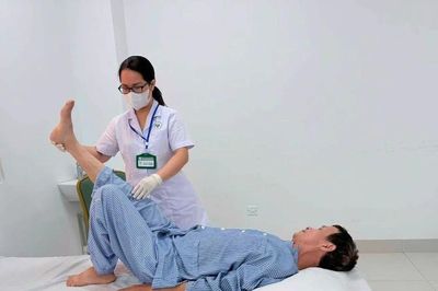 Ngã khi trèo hái xoài, người đàn ông suýt liệt vì chấn thương cột sống