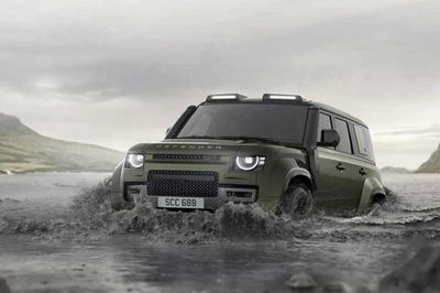 Lý do nào khiến siêu SUV Defender OCTA bị cắt gần 100 mã lực?