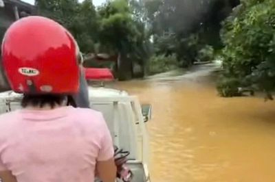 CSGT Lào Cai hỗ trợ người dân vượt vùng ngập lụt