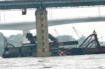 Cảnh sát đường Thủy kịp thời cứu hộ tàu mắc trụ cầu Việt Trì