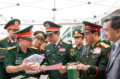 Khám bệnh, cấp thuốc cho hơn 700 người dân biên giới Việt Nam - Lào