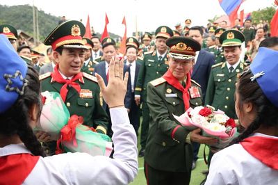 Tặng quà, trao học bổng động viên học sinh nơi biên giới Việt Nam - Lào