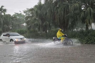 Mưa như trút nước giờ tan tầm, Hà Nội ngập cục bộ, ùn tắc nhiều tuyến phố