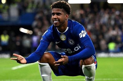 Rời Stamford Bridge, tiền vệ Andrey Santos khoác áo Man Utd