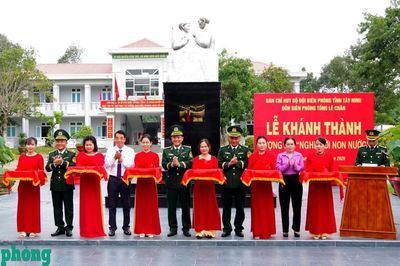 Khánh thành Tượng đài 'Nghe lời non nước' tại Đồn Biên phòng Tống Lê Chân