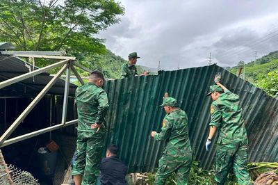 Bộ đội Biên phòng các tỉnh Điện Biên, Sơn La khẩn trương giúp nhân khắc phục hậu quả mưa lũ, di dời người, tài sản tránh sạt lở đất