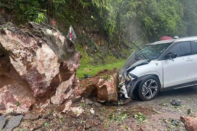 Khối đá lớn rơi trúng một chiếc Toyota đang di chuyển ở Sơn La