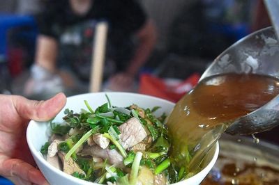Chủ hàng phở nói lý do 'neo' giá cao dù xăng dầu giảm liên tiếp