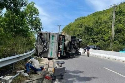Xe tải lật dưới chân đèo Cù Hin, tuyến đường ra sân bay Cam Ranh ùn tắc kéo dài