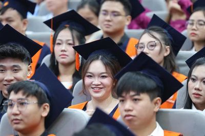 Chủ tịch Hội đồng trường bỏ 'văn mẫu' trong lễ tốt nghiệp Y khoa khóa đầu tiên