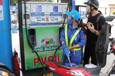 Giá xăng E10 RON95 giảm còn 20.000 đồng/lít