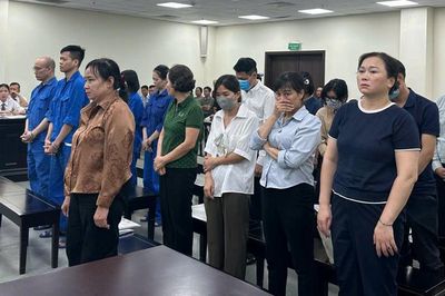 Cựu cán bộ Sở Y tế Hà Nội khai nhận tiền 'cảm ơn' vì 'nể anh em'