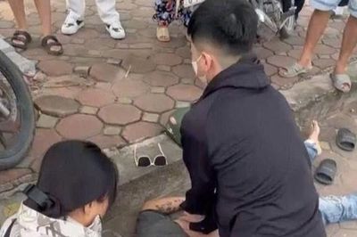 Nam sinh ép tim cứu người đi đường ngã bất tỉnh ở Hà Nội