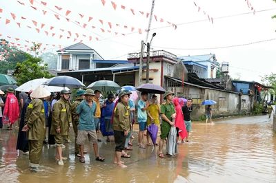 Trượt chân khi xem nước lũ, nam sinh 12 tuổi bị cuốn trôi