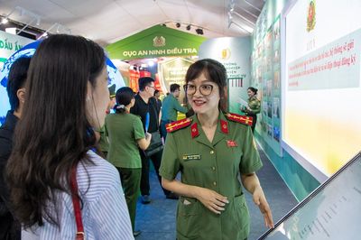 Những điều mới lạ thu hút người dân Hà Nội tại triển lãm 80 năm An ninh nhân dân