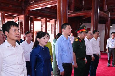 Phó Bí thư Tỉnh ủy Bắc Ninh cùng đoàn đại biểu tưởng niệm các Anh hùng liệt sĩ tại Nghĩa trang liệt sĩ Việt - Lào