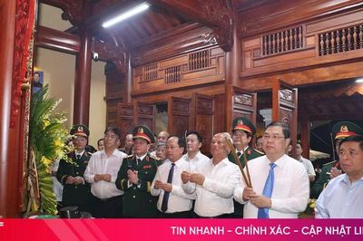 Phó Thủ tướng Thường trực Chính phủ dâng hương tại Khu di tích lịch sử Bãi Dừa