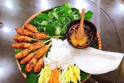 Nem lụi Huế - hương vị bình dị níu chân thực khách