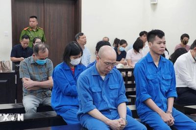 Vụ nhận hối lộ để cấp phép khám, chữa bệnh: Bị cáo khai nhận tiền vì 'nể anh em'