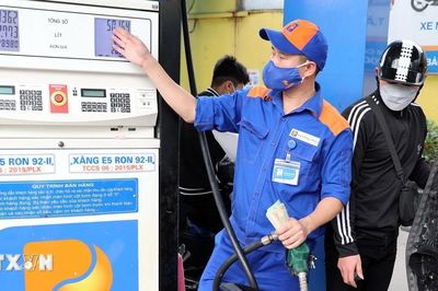 Giá xăng E10RON95-III ở mức 20.000 đồng/lít