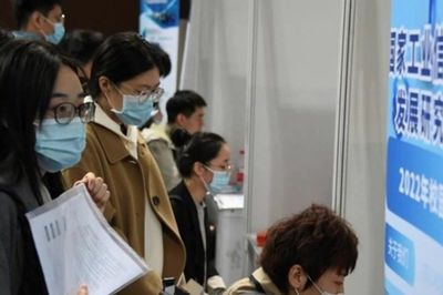 Trung Quốc đặt mục tiêu tái tuyển dụng 25 triệu lao động
