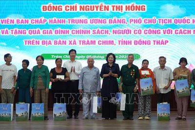 Phó Chủ tịch Quốc hội Nguyễn Thị Hồng thăm, tặng quà người có công tại Đồng Tháp