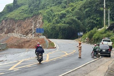 Thông tuyến Quốc lộ 6 sau hàng loạt sự cố sạt lở do hoàn lưu bão số 1