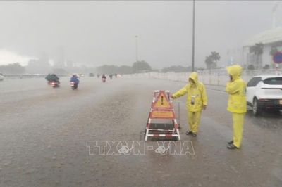 Hà Nội kịp thời tiêu thoát nước tại các điểm ngập úng cục bộ do mưa lớn