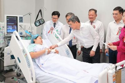 Bệnh viện Việt Đức cơ sở Ninh Bình mổ ca đầu tiên, hơn 300 người được khám miễn phí