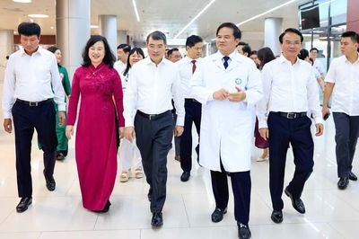 Thủ tướng Lê Minh Hưng thăm Bệnh viện Bạch Mai cơ sở Ninh Bình