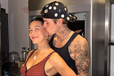 Vợ người mẫu của Justin Bieber tung ảnh 'tình bể bình' với chồng