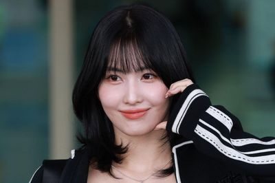 Momo (TWICE) gây sốt với ảnh cận mặt, nhan sắc không tì vết như AI
