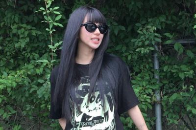 Chaeyoung (TWICE) gây chú ý với phong cách thời trang 'giấu quần', khoe đôi chân thon dài