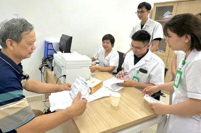 Đông đảo người dân đến khám tại Bệnh viện Hữu nghị Việt Đức cơ sở Ninh Bình