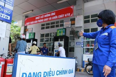 Giá xăng, dầu đồng loạt giảm, E10 giảm về sát 20.000 đồng/lít