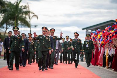 Bộ trưởng Bộ Quốc phòng Việt Nam, Lào thăm, tặng học bổng trường học biên giới Lào