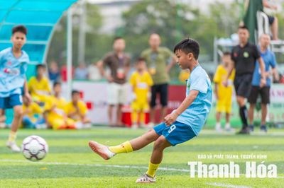 Cuộc đối đầu giữa 'Messi nhí' và những cỗ máy ghi bàn
