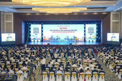 Tặng Bằng khen cho 15 tập thể, cá nhân góp phần vào thành công của Hội nghị xúc tiến đầu tư
