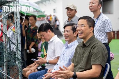 Phó Bí thư Thường trực Tỉnh ủy Nguyễn Hồng Phong cổ vũ, động viên các cầu thủ nhí Giải Bóng đá Nhi đồng Báo và Phát thanh, truyền hình Thanh Hóa