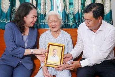 Phó Chủ tịch nước Võ Thị Ánh Xuân thăm, tặng quà Mẹ Việt Nam Anh hùng và gia đình chính sách tại An Giang