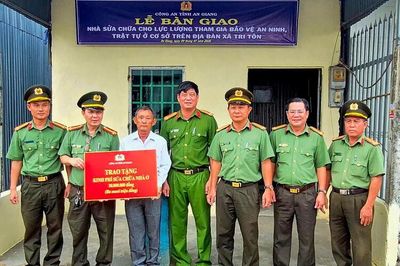 Công an tỉnh An Giang tặng quà lực lượng bảo vệ an ninh, trật tự ở cơ sở và người dân xã Tri Tôn
