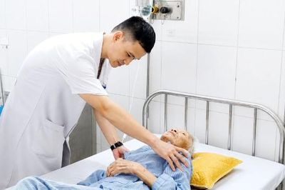 Bắc Ninh: Chậm đưa đến bệnh viện, cụ bà 99 tuổi gặp nguy hiểm do vỡ ruột thừa