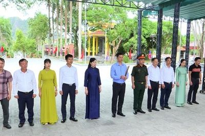 Đoàn đại biểu tỉnh Bắc Ninh dâng hương tưởng niệm các Anh hùng liệt sĩ tại Nghĩa trang liệt sĩ Việt- Lào